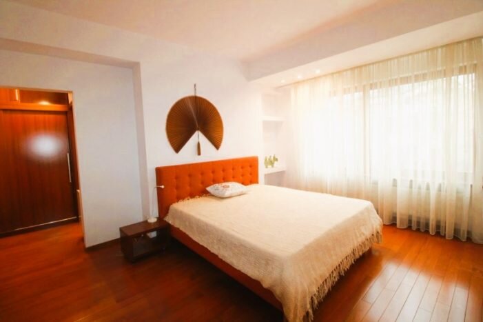 Sfintii Voievozi Inchiriere apartament 3 camere 170 mp Bloc 2008