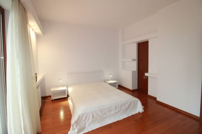 Sfintii Voievozi Inchiriere apartament 3 camere 170 mp Bloc 2008