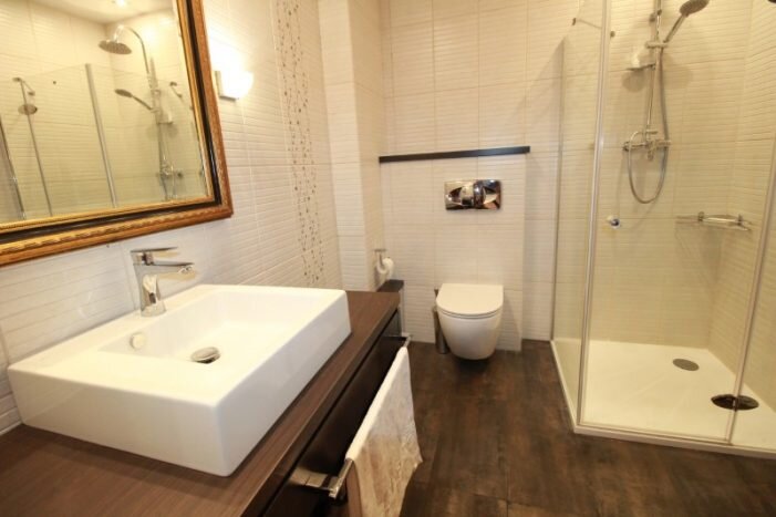 Sfintii Voievozi Inchiriere apartament 3 camere 170 mp Bloc 2008