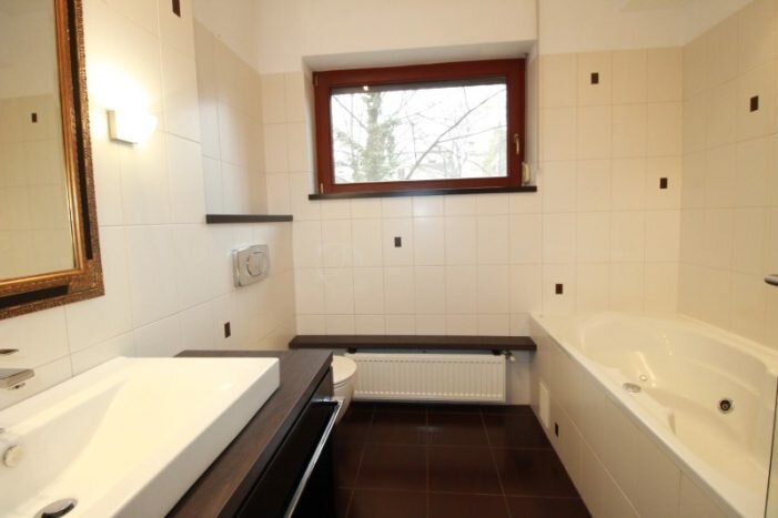 Sfintii Voievozi Inchiriere apartament 3 camere 170 mp Bloc 2008