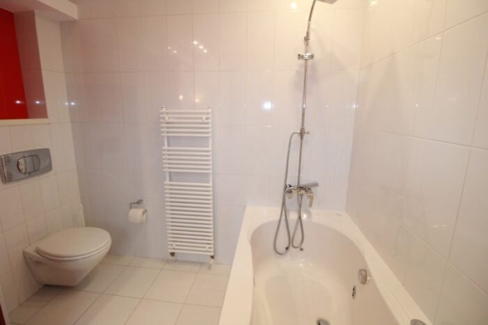 Sfintii Voievozi Inchiriere apartament 3 camere 170 mp Bloc 2008