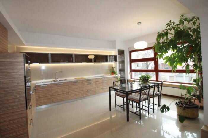 Sfintii Voievozi Inchiriere apartament 3 camere 170 mp Bloc 2008